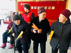 小小纸飞机 比赛也精采